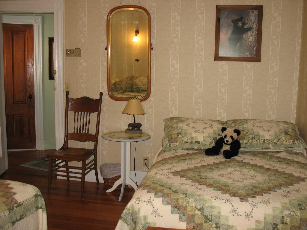 Hugging Bear Inn Bellows Falls Ngoại thất bức ảnh