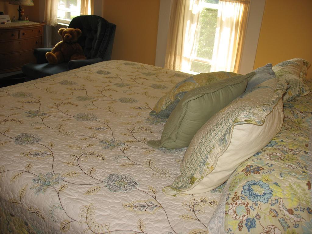 Hugging Bear Inn Bellows Falls Ngoại thất bức ảnh