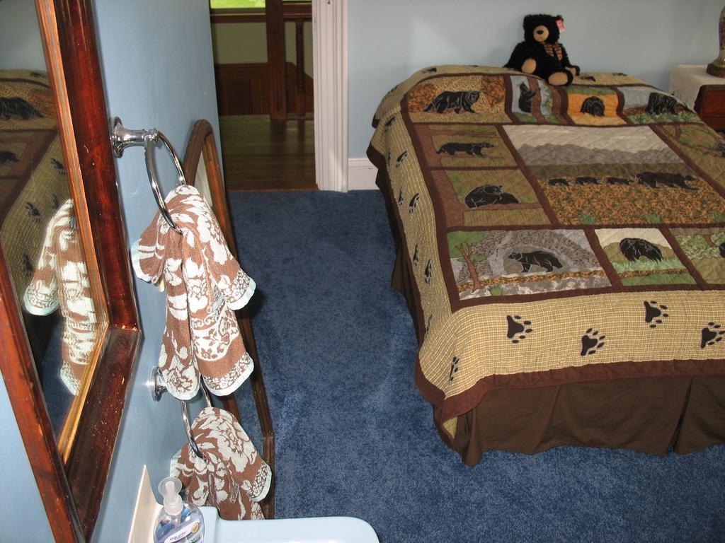 Hugging Bear Inn Bellows Falls Ngoại thất bức ảnh